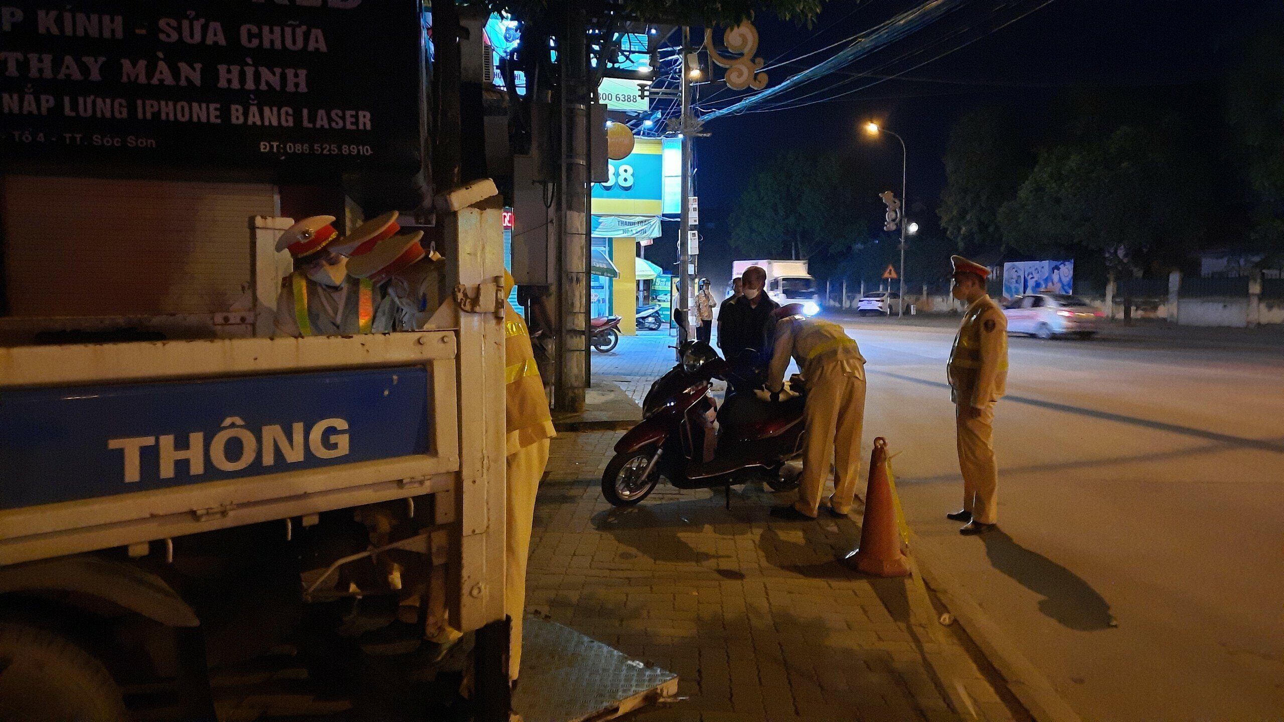 "Nhiều người khi bị xử phạt đã đã lý giải do cả nể với người thân, bạn bè nên đã uống rượu. Cũng có người cho rằng, uống một vài chén rượu sẽ không có nồng độ cồn trong người. Tuy nhiên, những lý giải đó đều không thỏa đáng, bởi quy định đã lái xe là không được uống rượu bia", Đại úy Đỗ Văn Thắng cho hay.