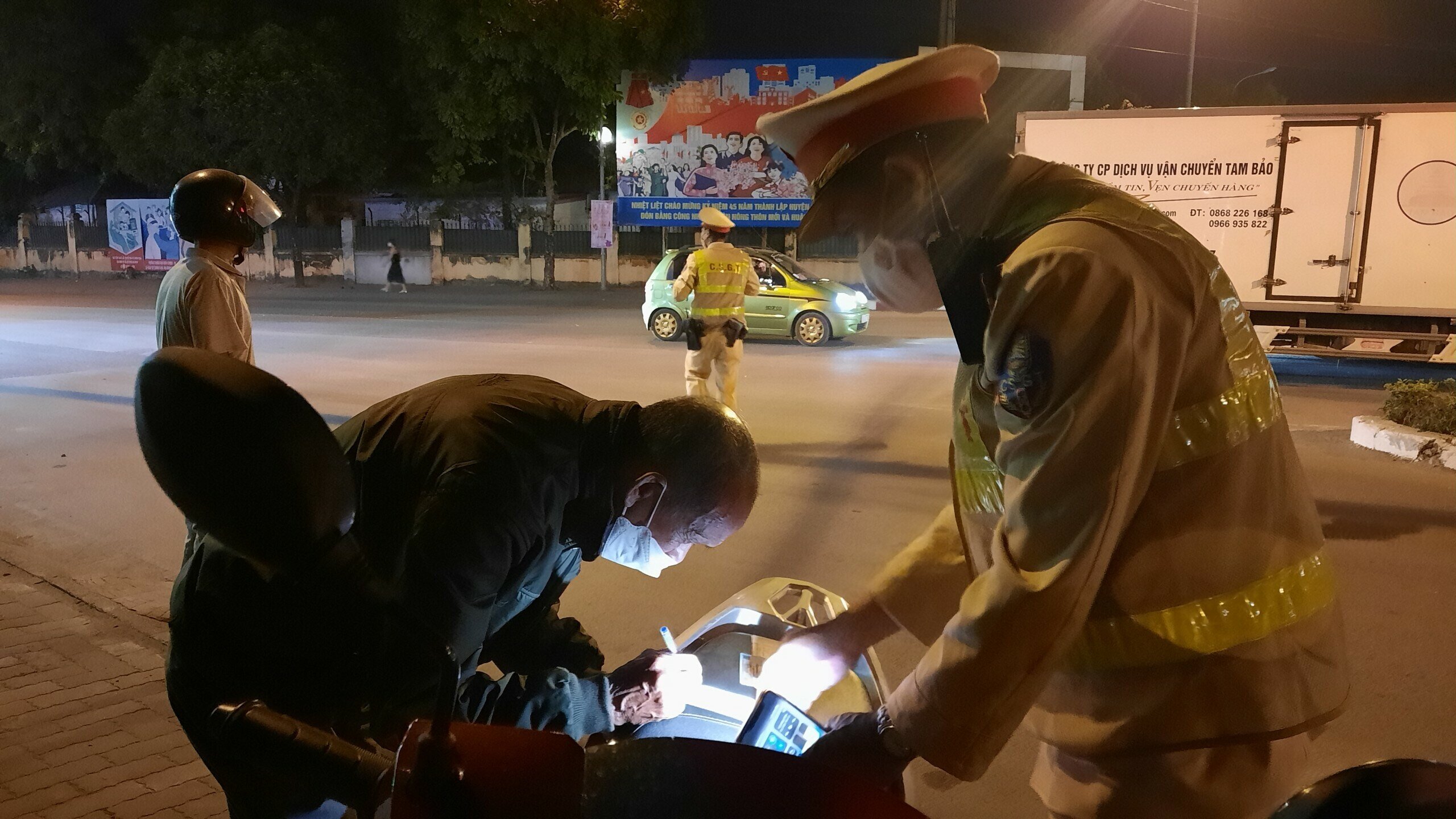 Cụ thể, tại ngã tư Đa Phúc, Thị trấn Sóc Sơn (huyện Sóc Sơn, TP Hà Nội), chỉ trong ít phút, tổ công tác Đội CSGT số 15 đã xử lý nhiều trường hợp hơi thở có nồng độ cồn khi điều khiển xe máy.