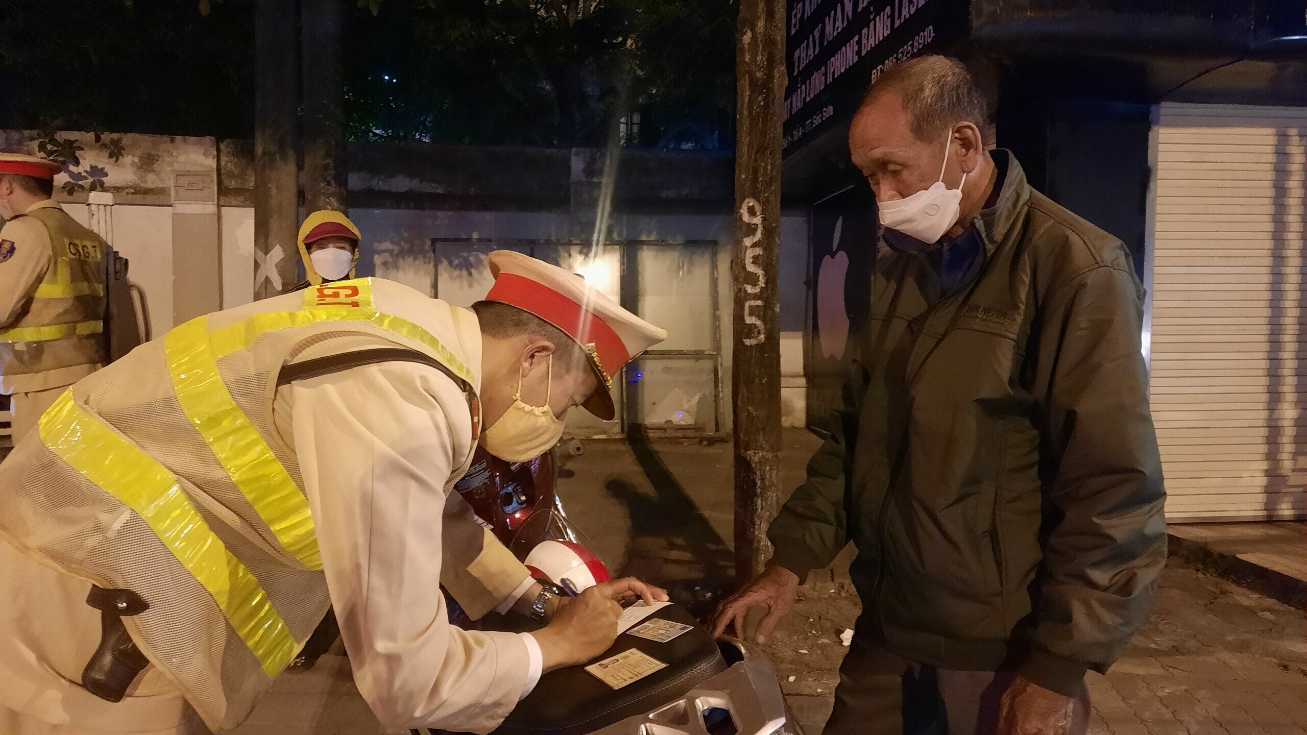 Khi bị CSGT lập biên bản xử phạt, rất nhiều lý do đã được lái xe đưa ra nhằm biện minh cho việc mình có nồng độ cồn.