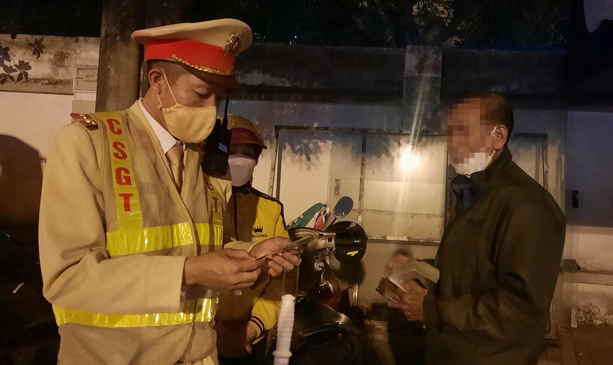 Cụ ông tên Đỗ Văn B. (84 tuổi, trú tại Hà Nội) khi CSGT đo hơi thở cho kết quả nồng độ cồn là 0,041 mg/lít. Cụ ông tỏ ra bất ngờ và cho biết, đã uống rượu từ sáng. "Sao giờ đo tôi vẫn còn nồng độ cồn trong người", cụ B. thắc mắc.