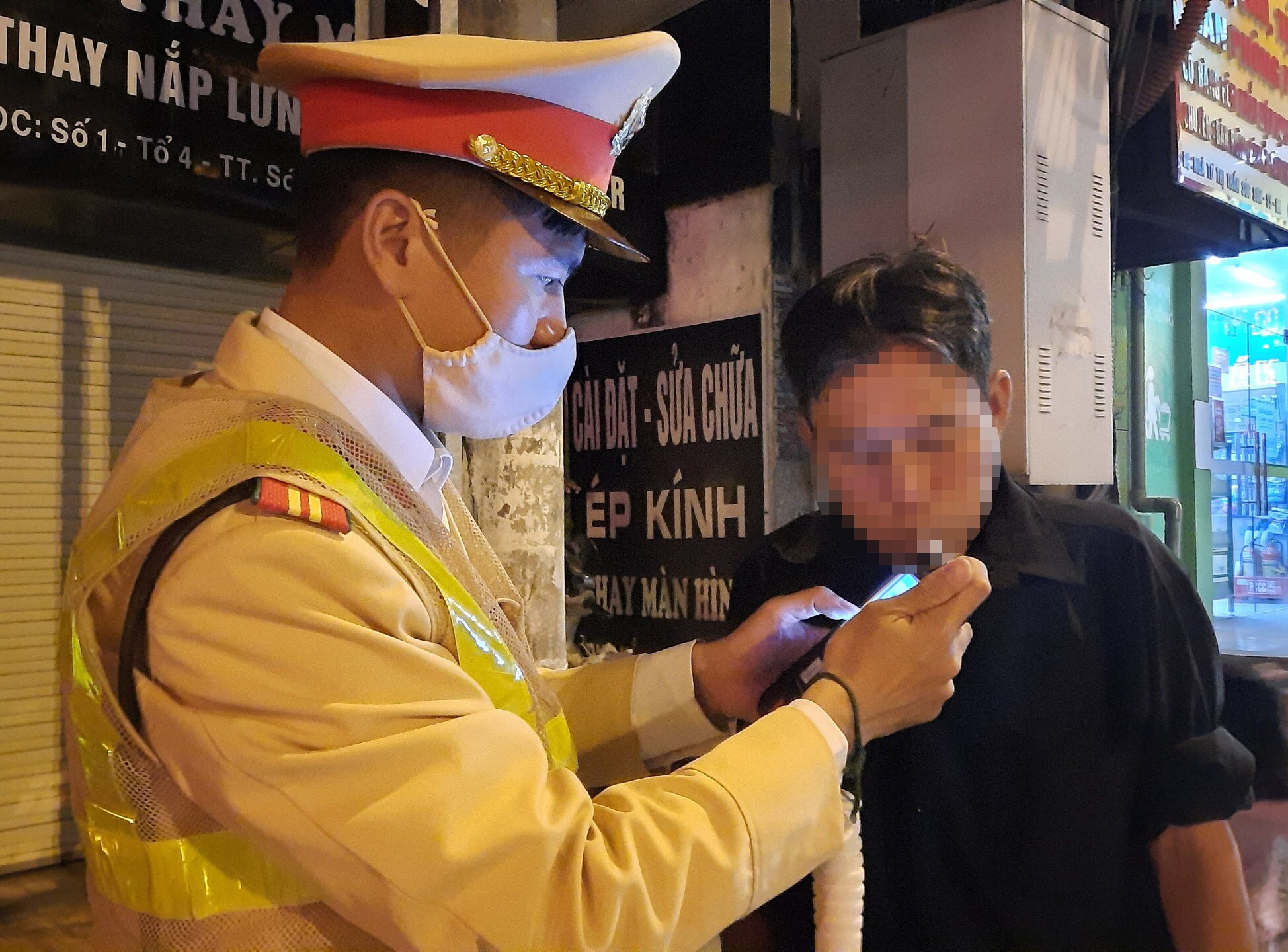 Còn ông Đinh Văn Ch. (65 tuổi, trú tại Bắc Ninh) thì lý giải mình chỉ uống nửa chén rượu khi lực lượng CSGT tiến hành đo nồng độ cồn cho kết quả 0,098 mg/lít.