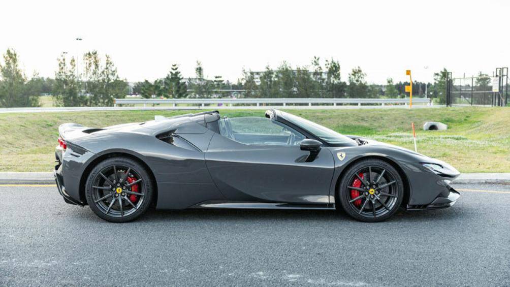 1. Ferrari SF90 Spider (giá khởi điểm: 507.000 USD)