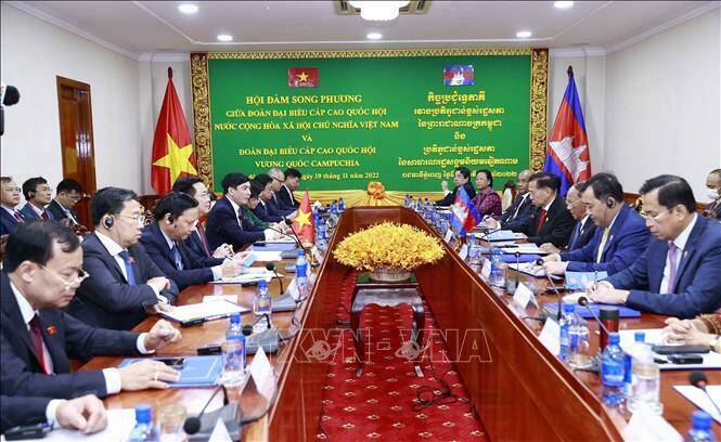 Chủ tịch Quốc hội Vương Đình Huệ hội đàm với Chủ tịch Quốc hội Campuchia Samdech Heng Samrin. Ảnh: Doãn Tấn/TTXVN