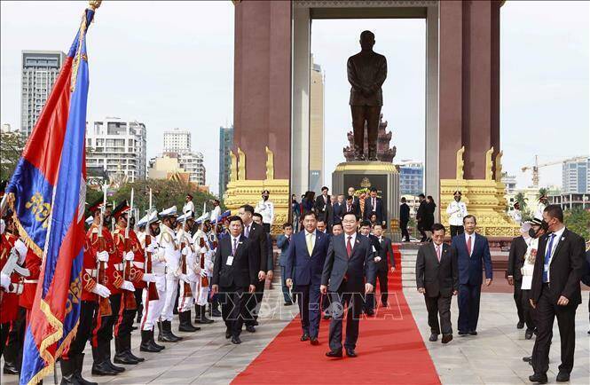 Chủ tịch Quốc hội Vương Đình Huệ dẫn đầu đoàn đại biểu cấp cao Quốc hội Việt Nam đến đặt vòng hoa tại Tượng đài cố Quốc vương Norodom Sihanouk. Ảnh: Doãn Tấn/TTXVN