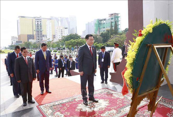 Chủ tịch Quốc hội Vương Đình Huệ đến đặt vòng hoa tại Tượng đài cố Quốc vương Norodom Sihanouk. Ảnh: Doãn Tấn/TTXVN
