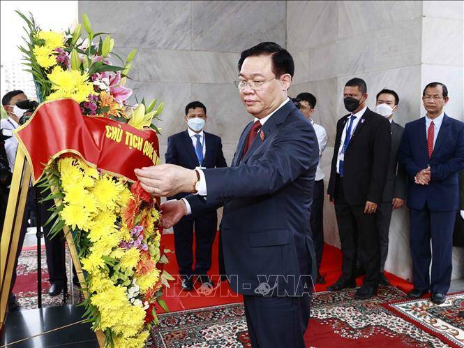 Chủ tịch Quốc hội Vương Đình Huệ đặt vòng hoa tại Đài Độc lập. Ảnh: Doãn Tấn/TTXVN