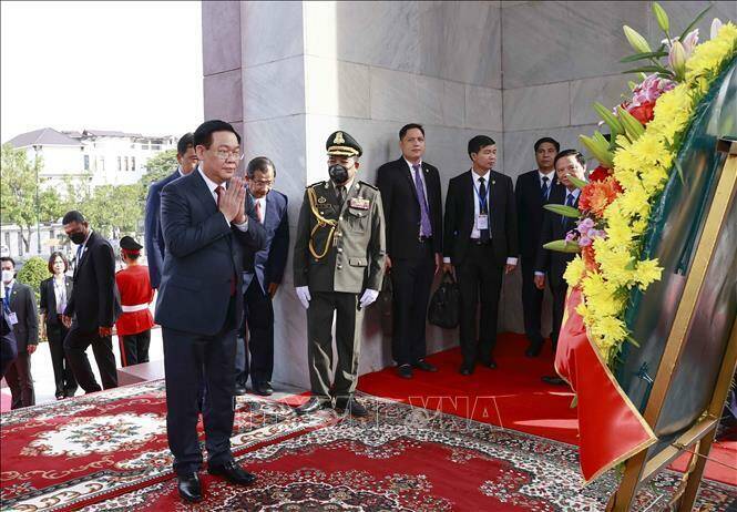 Chủ tịch Quốc hội Vương Đình Huệ đặt vòng hoa tại Đài Độc lập. Ảnh: Doãn Tấn/TTXVN