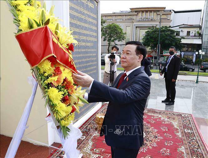 Chủ tịch Quốc hội Vương Đình Huệ đến đặt vòng hoa tại Tượng đài Hữu nghị Việt Nam - Campuchia. Ảnh: Doãn Tấn/TTXVN