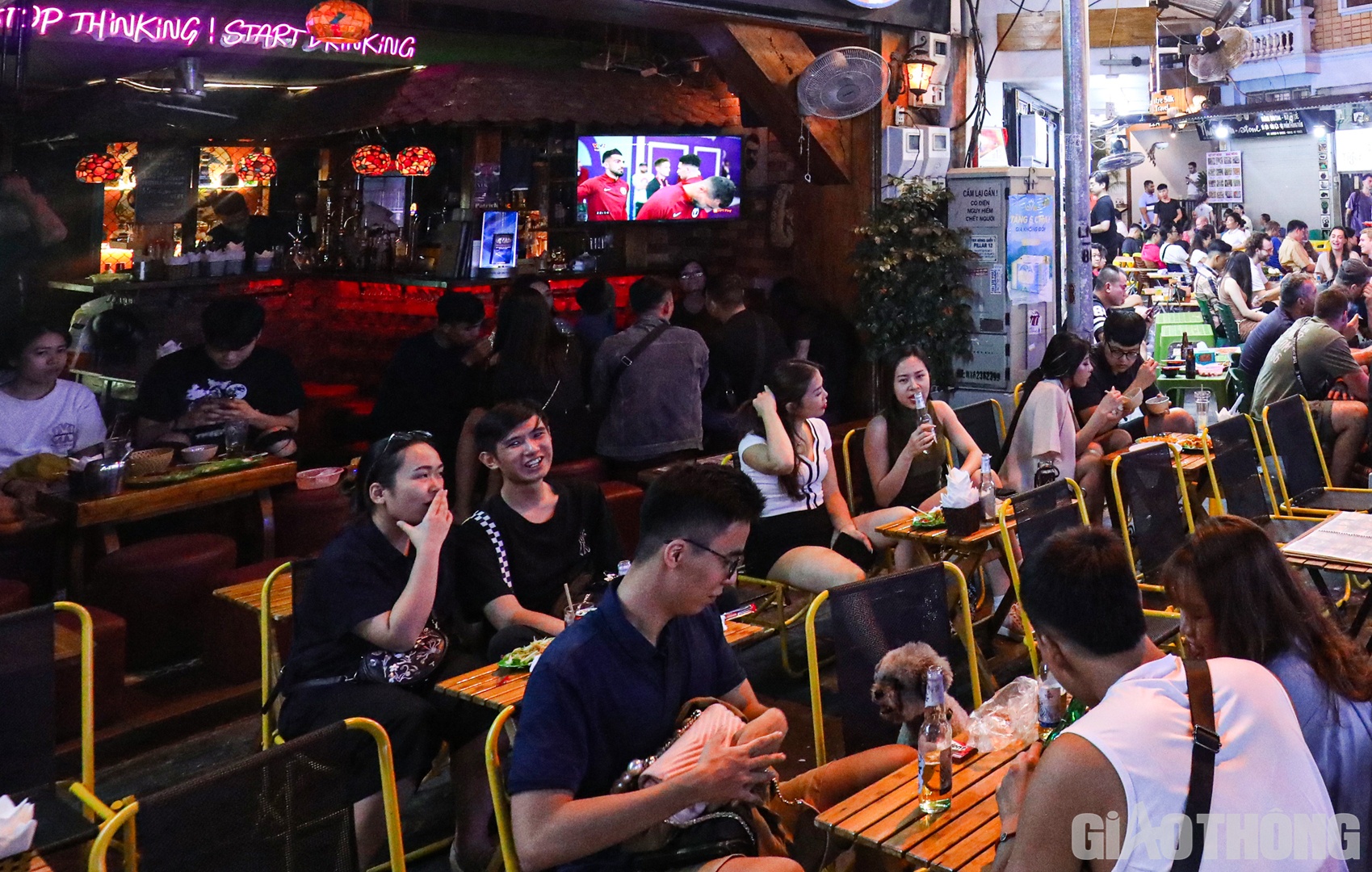 Lễ khai mạc World Cup diễn ra vào cuối tuần nên tại khu vực phố cổ Hà Nội rất nhộn nhịp.