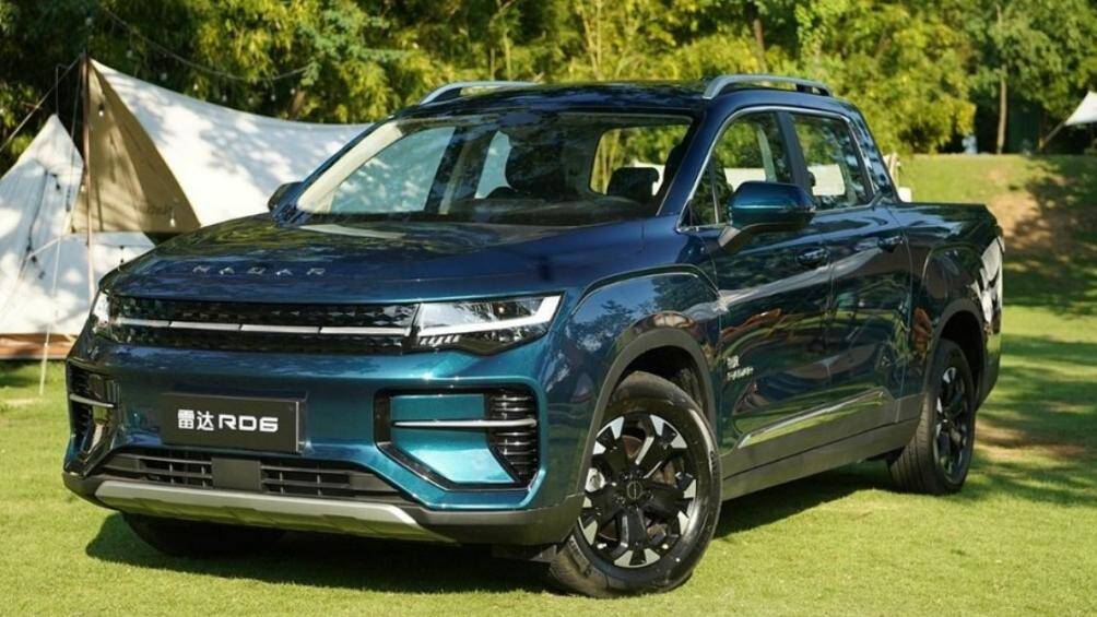 Mẫu xe này được trang bị dải đèn LED định vị ban ngày hình chữ “L”, chia đèn pha thành 2 tầng