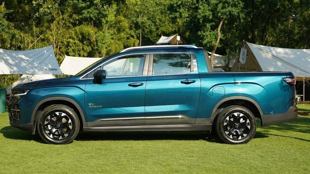 Ngoài vành la-zăng 17 inch, bên sườn xe còn có baga nóc, anten hình vây cá cũng như viền cửa sổ và nẹp trên cửa mạ crom