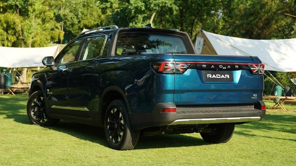 Phía sau xe, mẫu ô tô Trung Quốc này được áp dụng thiết kế khá thời trang với cụm đèn hậu LED có tạo hình chữ “X” bên trong