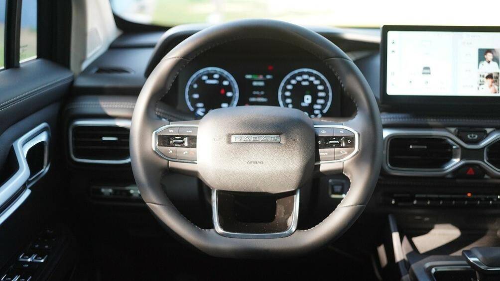 Trước mặt người lái xuất hiện vô lăng bọc da vát đáy thể thao và bảng đồng hồ kỹ thuật số với màn hình LCD 12,3 inch phía sau