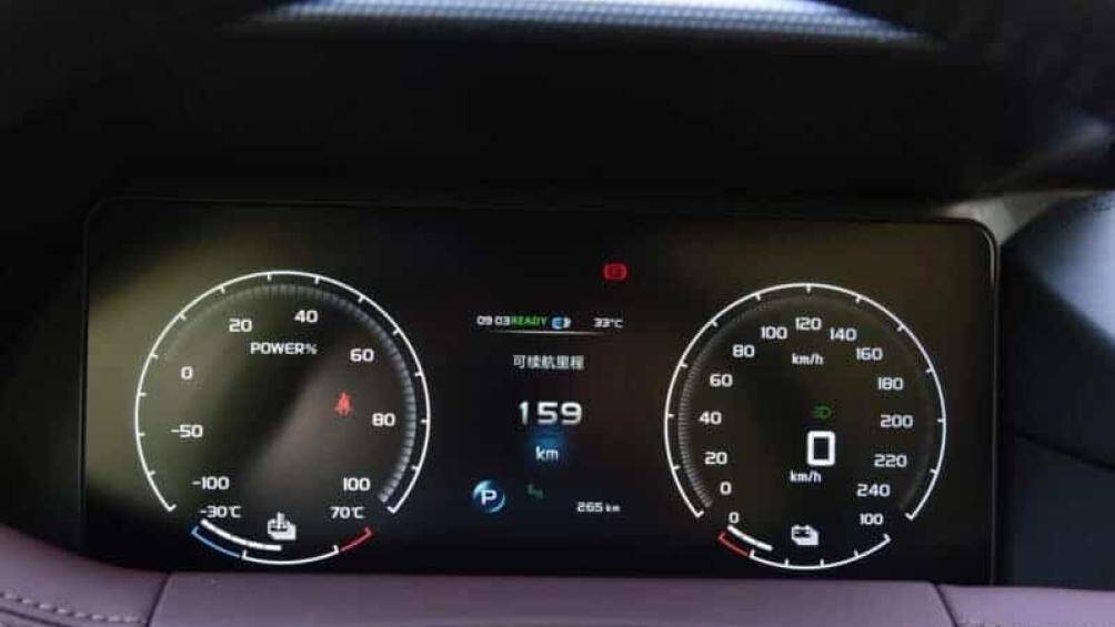 Mẫu xe này còn được trang bị màn hình hiển thị thông tin kính lái 9 inch