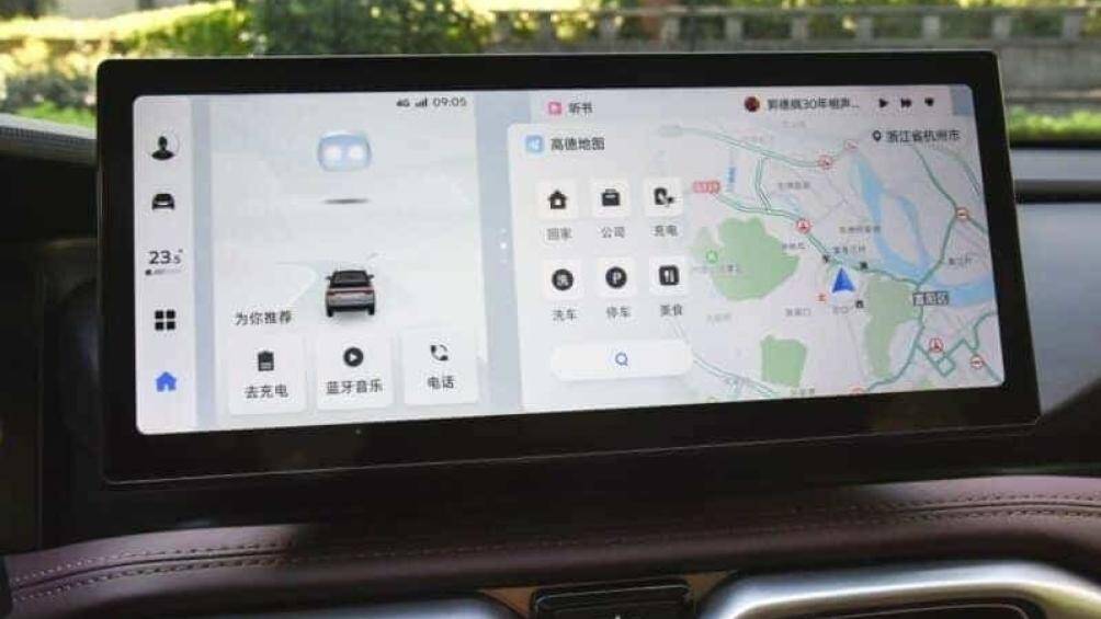 Bên cạnh đó là màn hình thông tin giải trí dạng cảm ứng cũng có kích thước 12,3 inch, nằm độc lập trên mặt táp-lô