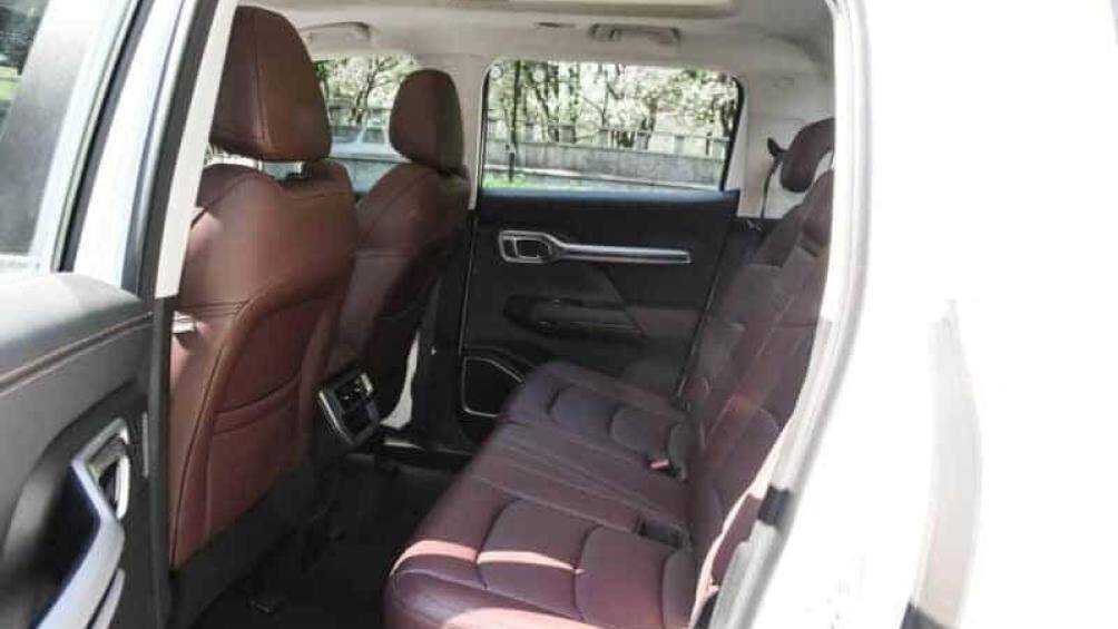 Nổi bật bên trong mẫu xe bán tải thuần điện của Trung Quốc là nội thất bọc da với những chi tiết bằng kim loại tương phản