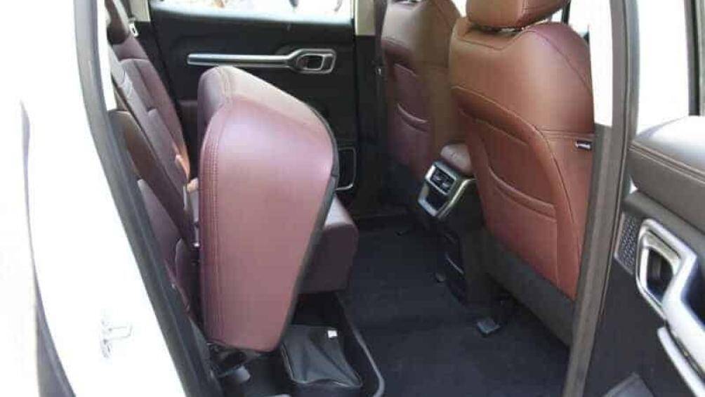 Hàng ghế sau của Geely Radar RD6 có đủ chỗ cho 3 người ngồi và có cả cửa gió điều hòa cũng như ngăn chứa đồ bên dưới với thể tích 48 lít