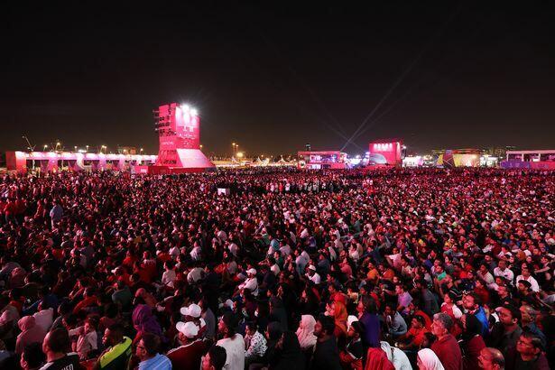 Theo hãng tin Reuters, khu vực người hâm mộ tại công viên  Al Bidda, trung tâm thủ đô Doha chỉ có sức chứa khoảng 40.000 người nhưng ước tính ít nhất số lượng gấp đôi cổ động viên đã đổ dồn về khu vực này đêm 20/11. Ảnh - Reuters