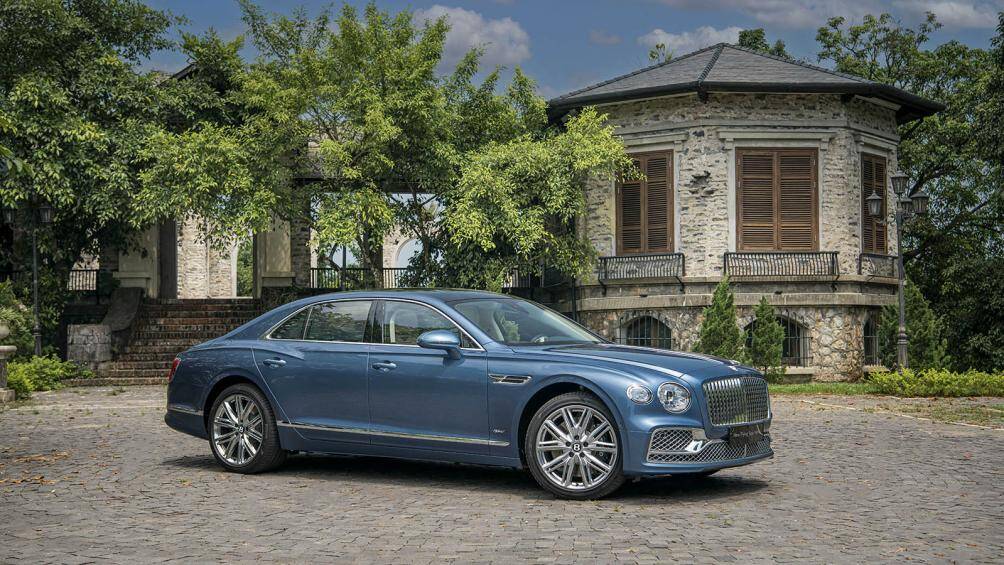 Bentley cho ra mắt mẫu Flying Spur Hybrid tại thị trường Việt Nam với giá bán từ 16,8 tỷ đồng. Flying Spur Hybrid (lai điện) - chuẩn mực xe siêu sang có hiệu suất cao được thiết kế từ nhiều vật liệu thân thiện môi trường
