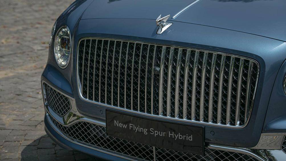 Flying Spur Hybrid là chiếc sedan hybrid siêu sang lai điện đầu tiên trên thế giới. Linh hoạt và nhanh nhẹn, được thiết kế táo bạo với nhiều chi tiết tinh tế, chiếc xe mang đến sự kết hợp hoàn hảo giữa hiệu năng cao và trình độ thủ công tinh xảo, như tất cả sản phẩm dòng Flying Spur