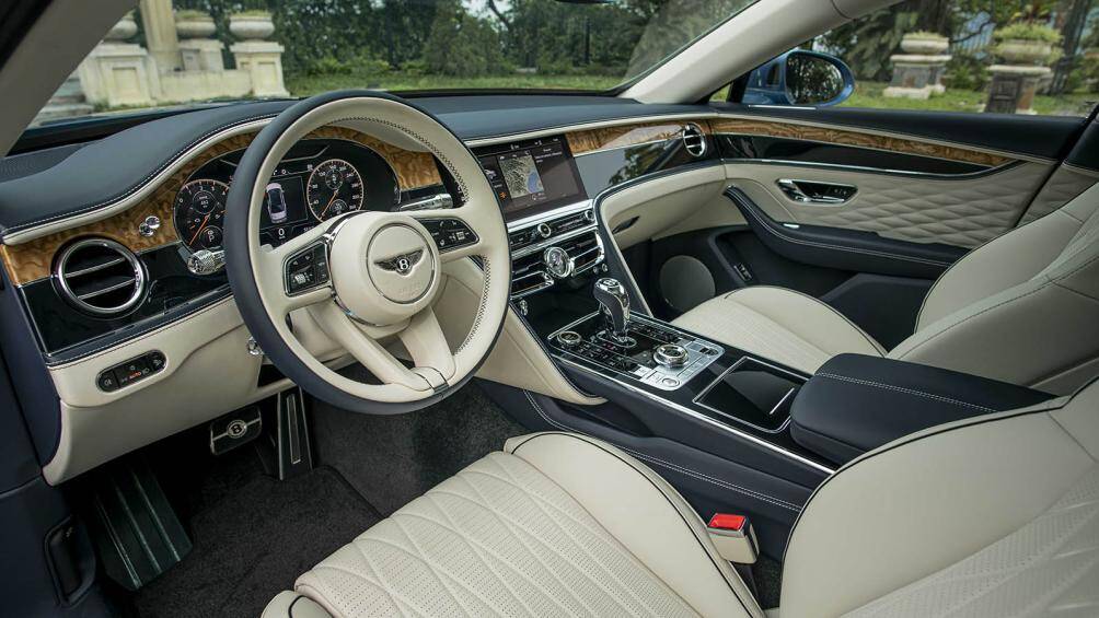 Nội thất của Flying Spur Hybrid thể hiện tay nghề chế tác của Bentley trong việc thiết kế nên khoang lái hiện đại, sang trọng