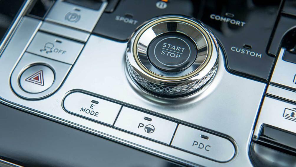 Điểm đặc biệt của Bentley Flying Spur Hybrid chính là hệ thống truyền động tiết kiệm nhiên liệu