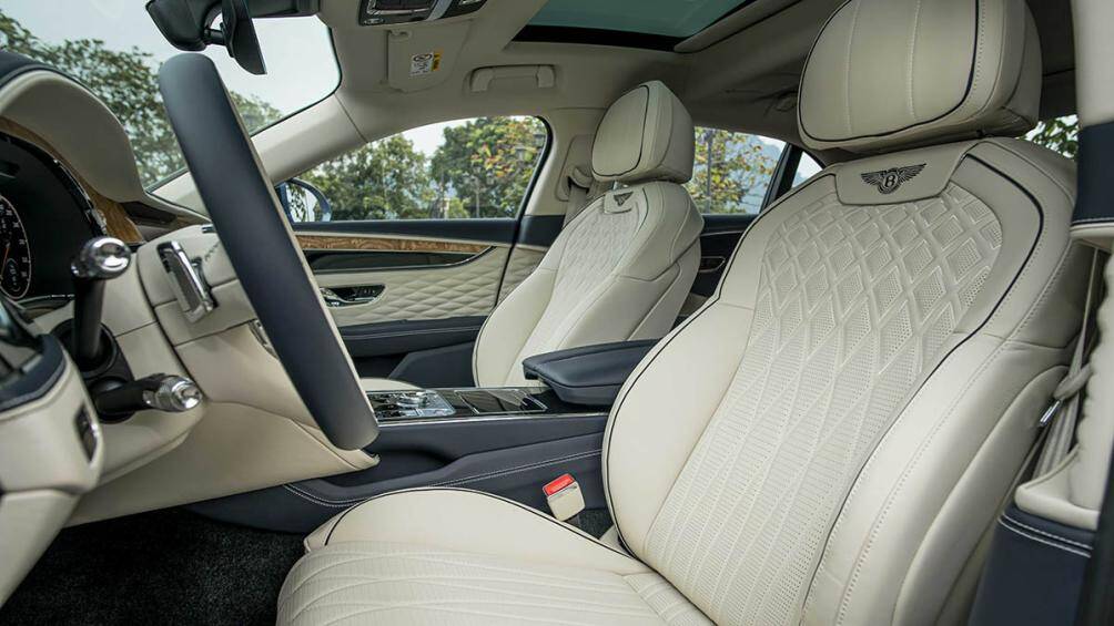 Khách hàng cũng có thể chọn thiết kế đường chỉ may và logo Benley đồng màu hoặc tương phản, cũng như cá nhân hóa đường viền da cho ghế