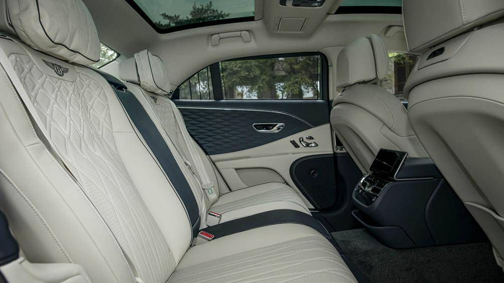 Khách hàng có thể chọn giữa 15 màu da (5 tiêu chuẩn, 10 tùy chọn) và 8 loại gỗ khác nhau để tạo nên phong cách thiết kế riêng