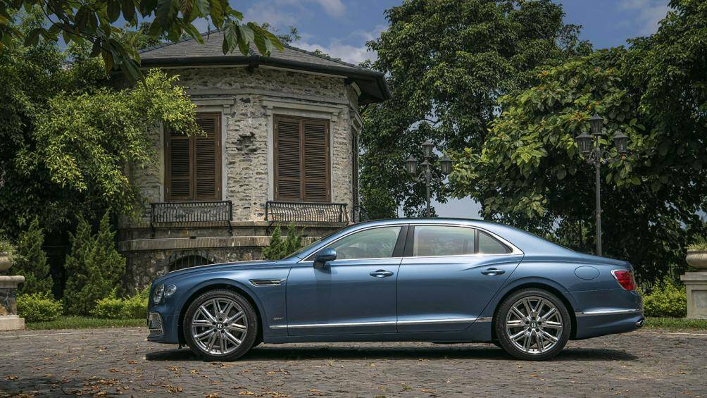Bentley Flying Spur Hybrid có màu ngoại thấy xanh Portofino - sắc xanh dương trung tính phủ ánh kim