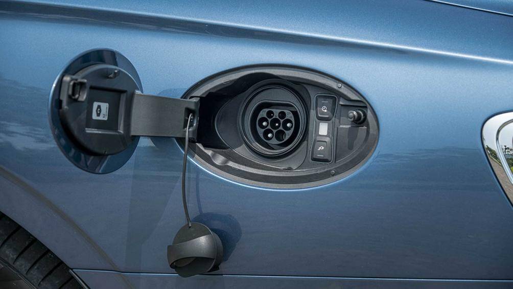 Xe có huy hiệu hybrid gắn trên vòm bánh trước, một nắp sạc nằm trên vòm bánh sau