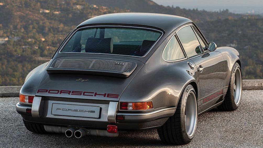 Đằng sau bộ mâm xe cổ điển phong cách Fuchs là phanh gốm carbon với cùm phanh màu đỏ