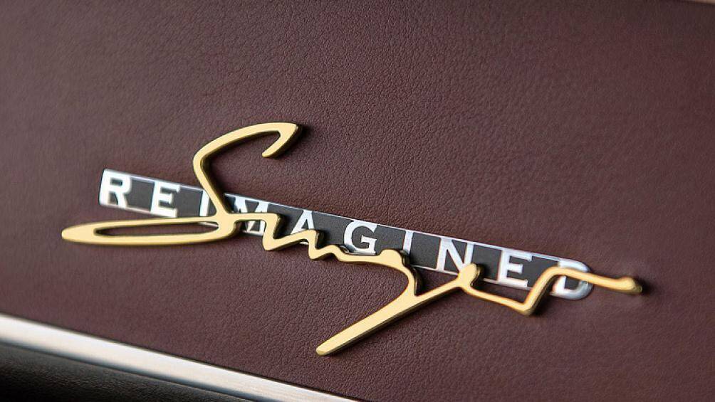 Nội thất của Porsche 911 được trang bị bộ ghế có thiết kế houndstooth tuyệt đẹp và được bọc bằng da Monarch Red