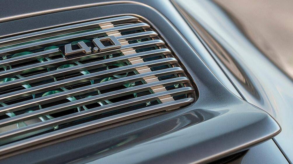 Chủ xe đã nâng cấp thêm cho xe bình xăng và bình dầu với nắp lộ thiên, mâm xe được trang bị kèm bộ lốp Michelin Pilot Sport 4S