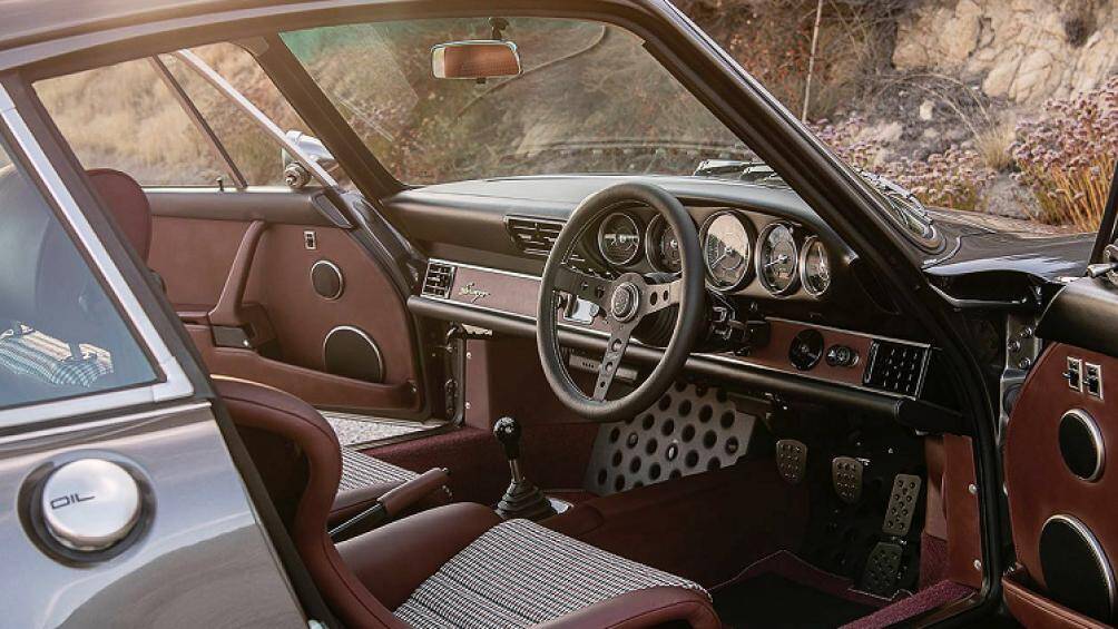 Mẫu xe vẫn được trang bị khối động cơ 6 xi-lanh, làm mát bằng không khí tự nhiên và có dung tích 4.0 lít