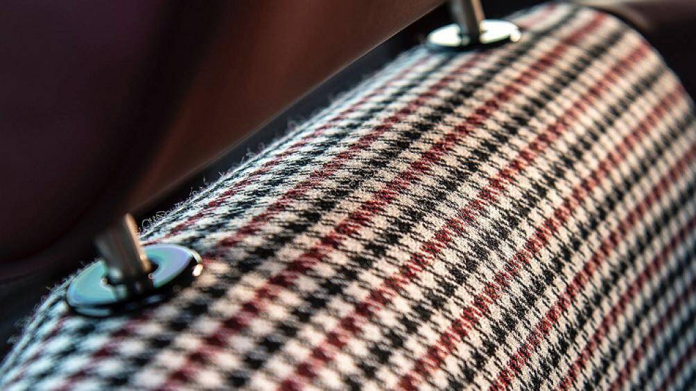 Khoang động cơ thậm chí còn được trang bị da chần kim cương màu Blood Red để kết hợp hoàn hảo với nội thất của xe