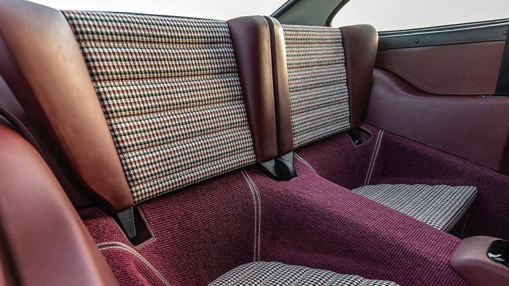 Da này cũng được tìm thấy trên các tấm cửa và trên bảng điều khiển. Xe được trang bị bộ đồng hồ đo 911 đời đầu cùng các vạch màu xanh lá cây