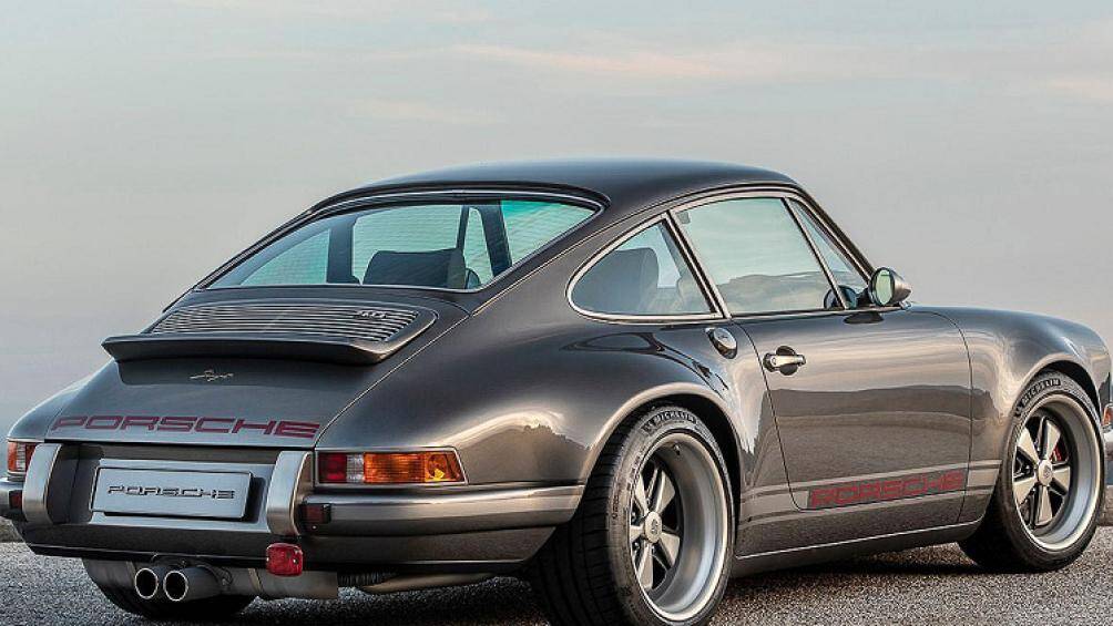 Ngoại thất của xe được sơn màu xám Graphite Grey với các sọc bên màu bạc cuốn hút và dòng chữ màu đỏ Blood Red chạy dọc thân xe