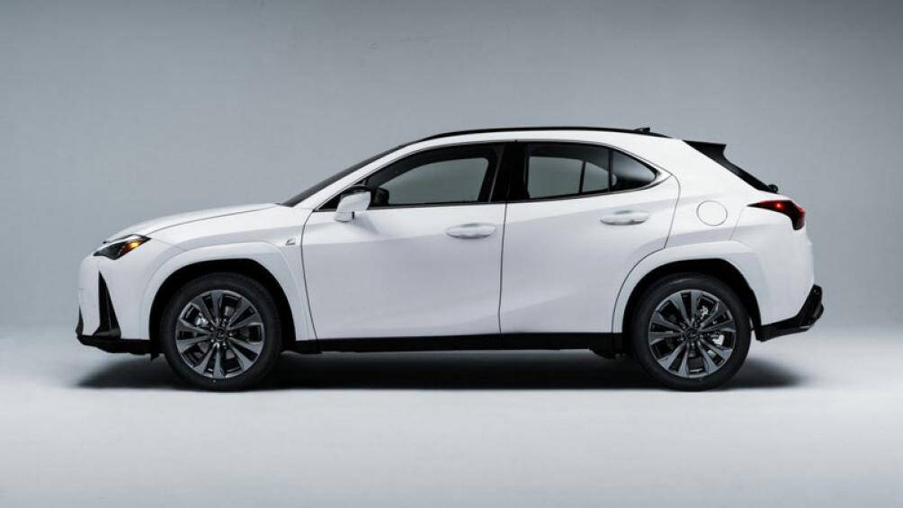 2. Lexus UX 2023 (giá khởi điểm: 35.925 USD)