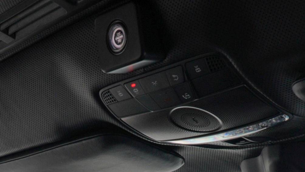 Mansory cũng sửa đổi hệ thống truyền động của G 63, bổ sung bộ tăng áp lớn hơn cho động cơ tăng áp kép V8 4.0 lít
