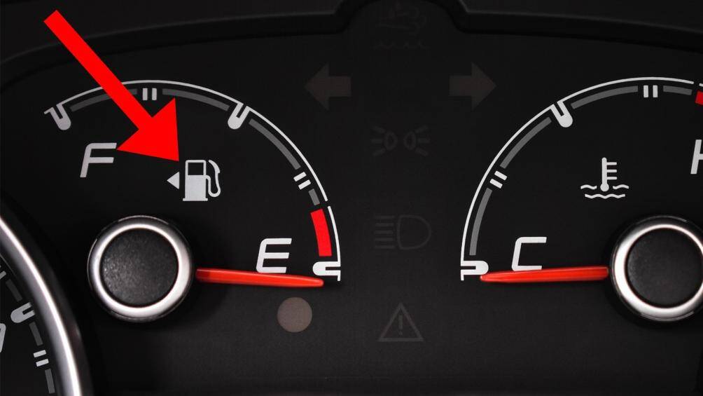 Mũi tên chỉ hướng bình xăng: Dù là trang bị nhỏ, rất phổ thông song một số siêu xe ngày nay lại không có. Mũi tên nhỏ này sẽ cho tài xế biết vị trí nắp bình xăng ở bên nào mà không cần phải xuống xe quan sát hay ghi nhớ