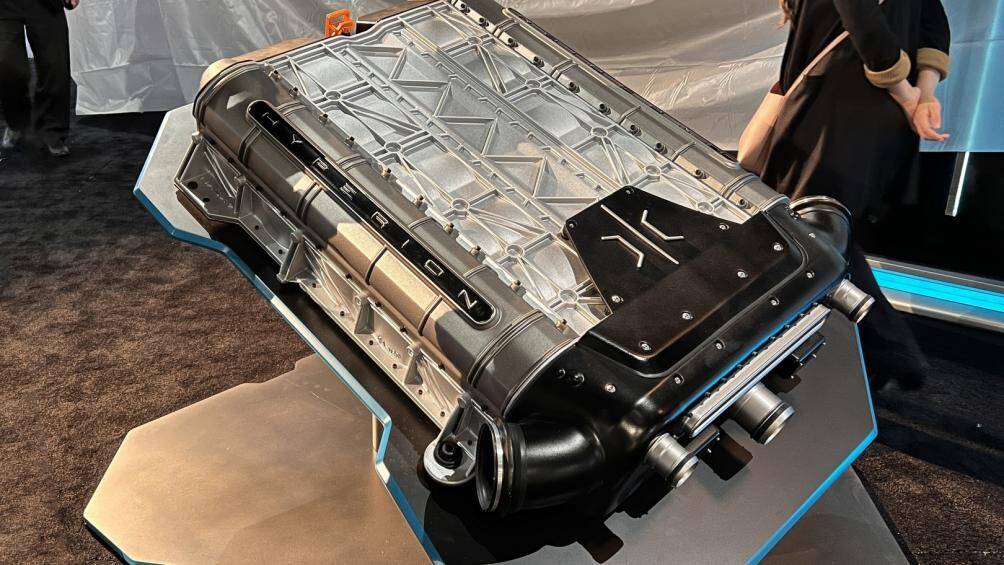 Hệ thống truyền động bao gồm bộ pin nhiên liệu hydro, siêu tụ điện thay vì bộ pin lithium-ion