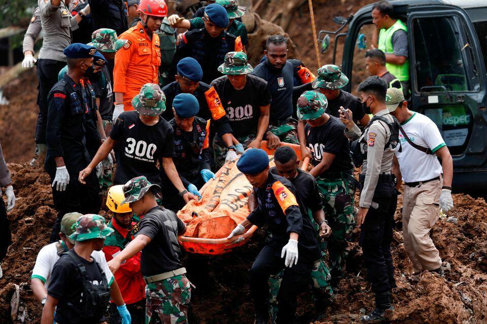 Tại hiện trường, Tổng thống Indonesia cho biết: “Tôi đã chỉ đạo ưu tiên sơ tán nạn nhân bị kẹt dưới đống đổ nát". Nhiều người thương vong là do người bị kẹt trong các tòa nhà bị sập.