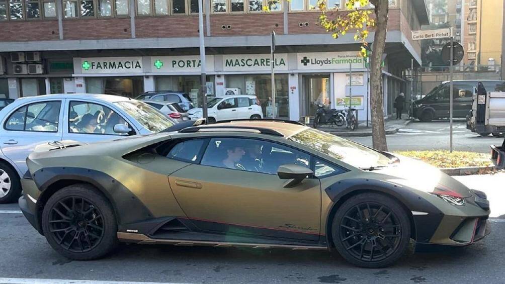 Hình ảnh và video ghi lại cảnh Lamborghini Huracan Sterrato chạy thử nghiệm trên đường phố đã được đăng tải