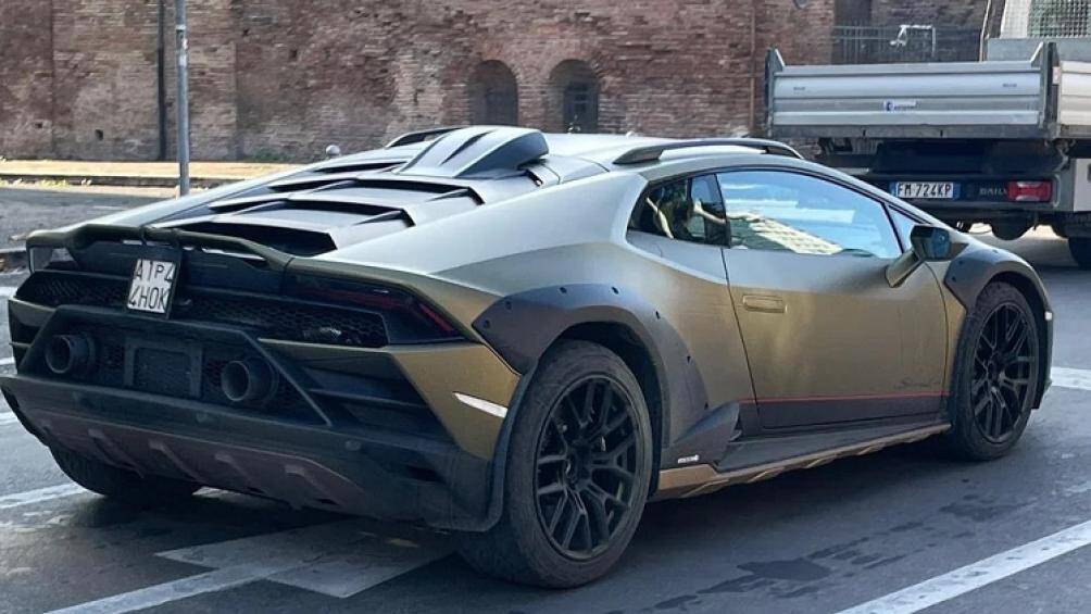 Mặc dù đã được nâng gầm và tăng thêm chiều cao nhưng Lamborghini Huracan Sterrato vẫn thấp hơn so với gầm một chiếc xe tải