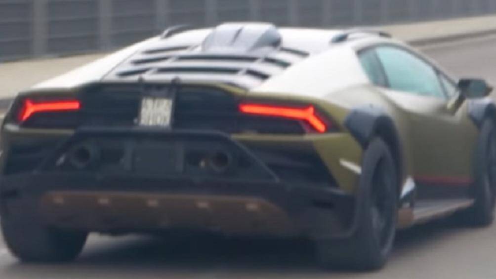 Hốc hút gió gắn ở trên nóc và cánh gió đuôi vịt ở phía sau. Ngoài ra, xe còn có ốp cua lốp hầm hố, theo phong cách xe địa hình