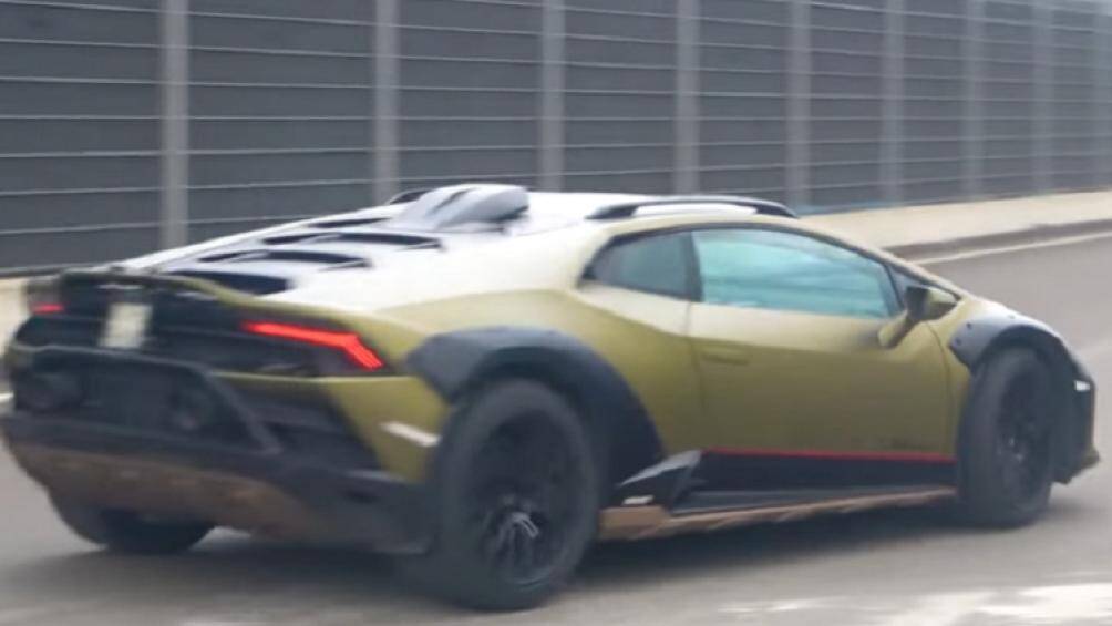 Lamborghini đã nới rộng khoảng cách giữa 2 bánh xe thêm 30 mm và trang bị bộ la-zăng 20 inch kèm theo một bộ lốp được phát triển đặc biệt