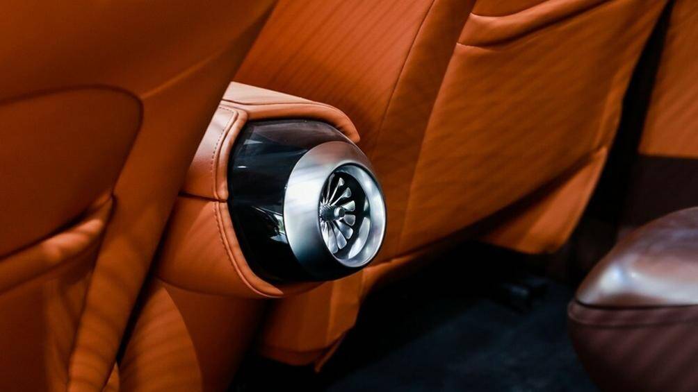 Thứ nhất là mô-tơ điện nằm trên cầu trước, tạo ra công suất tối đa 204 mã lực và mô-men xoắn cực đại 340 Nm