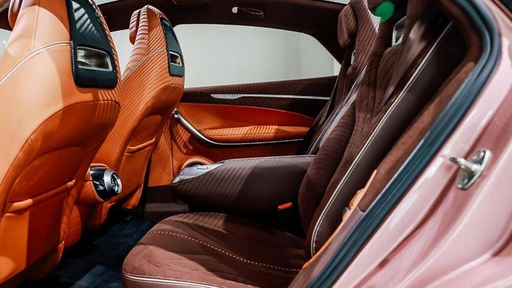 Thứ hai là 2 mô-tơ điện với công suất tổng cộng 408 mã lực và mô-men xoắn cực đại 680 Nm