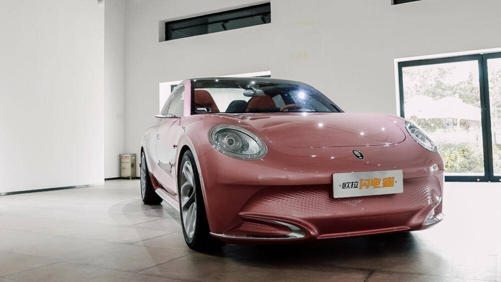 Xe không có lưới tản nhiệt mà chỉ có đèn pha hình tròn, bao quanh bằng dải đèn LED định vị ban ngày hình bầu dục