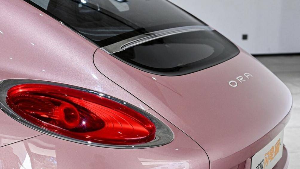 Đằng sau, Ora Grand Cat được trang bị cánh gió đuôi có thể tự động bật lên khi xe chạy ở vận tốc trên 70 km/h